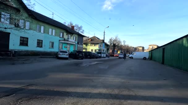 ウクライナだ 2023年1月12日 街の通り旧ソ連時代の家 街中の人たち 都市生活 4Kビデオ — ストック動画