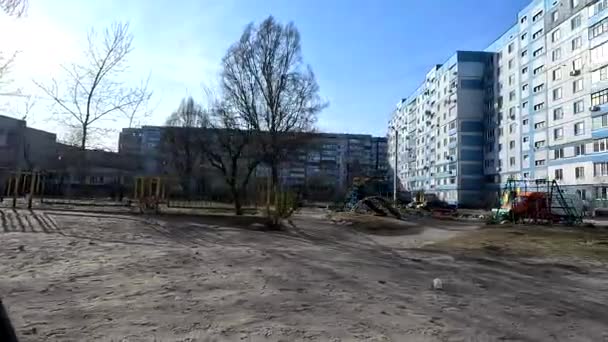 Ukrainassa 2023 Tammikuuta Kaupungin Kaduilla Vanhat Neuvostotalot Kaduilla Ihmisiä Kaupunkielämää — kuvapankkivideo