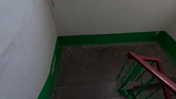 在一座多层楼的楼梯上 一个高层混凝土楼梯跟踪射击 摄像机追踪多层楼梯间的栏杆 苏联的板房乌克丽娜房子的旧入口 — 图库视频影像