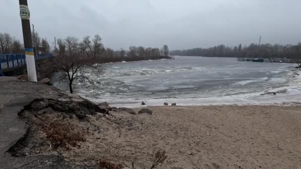 多云的自然景观 有河流的冬季风景 空旷的海滩在冬天 沙子和冰冻的河流 — 图库视频影像