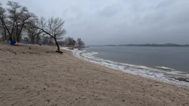Cloudy Natural Landscape Winter Landscape River Empty Beach Winter Sand — Vídeos de Stock