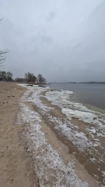 Cloudy Natural Landscape Winter Landscape River Empty Beach Winter Sand — Vídeo de stock