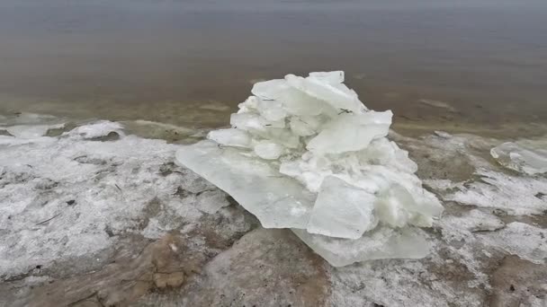 Blocks Ice Shore Big Ice Floes Sand Melting Ice Spring — Vídeo de stock