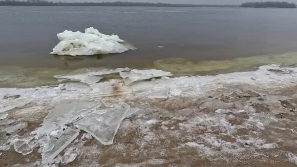 Blocks Ice Shore Big Ice Floes Sand Melting Ice Spring — Stockvideo