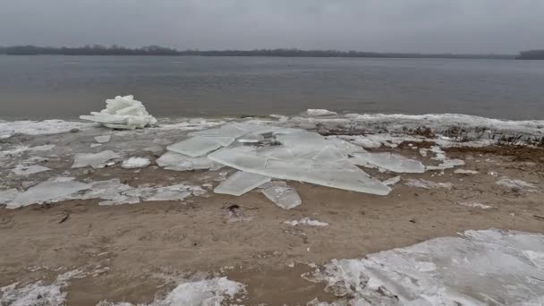 海岸の氷の塊だ 砂の上に大きな氷が浮かんでいます 氷を溶かす 川に春の氷のドリフト 氷のクローズアップ ソーだ 溶かした氷が青い水の表面に浮かぶ — ストック動画