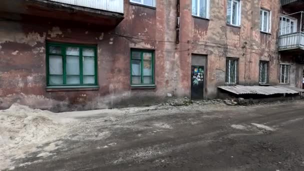 ドニプロの街だ デンプロペトロフスク地方 ウクライナだ 2023年1月13日 ソ連の家 複数階建ての家 古い汚い家だ アパートを破壊し — ストック動画
