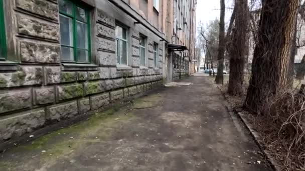 ドニプロの街だ デンプロペトロフスク地方 ウクライナだ 2023年1月13日 ソ連の家 複数階建ての家 古い汚い家だ アパートを破壊し — ストック動画