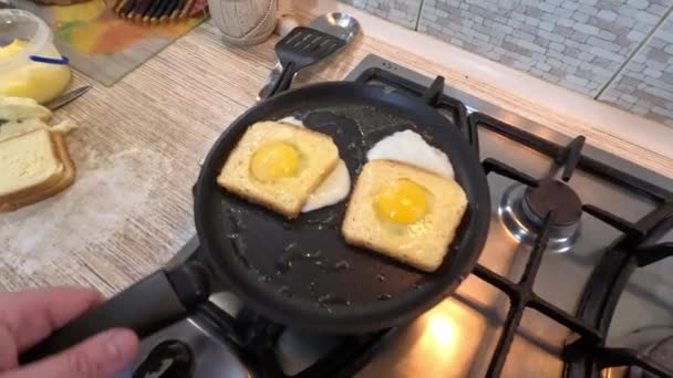 Яєчня Хлібі Яйце Шматочки Ковбаси Смажать Посеред Шматочка Тосту Також — стокове відео