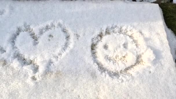 Малюнок Снігу Людина Малює Снігу Дитина Малює Форму Серця Снігу — стокове відео