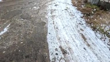 Kaygan yol. Kış ve asfalt. Yoldaki delikler. kötü asfalt.
