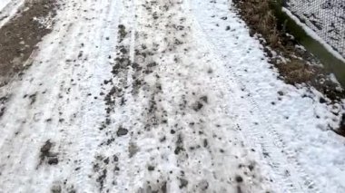 Kaygan yol. Kış ve asfalt. Yoldaki delikler. kötü asfalt.
