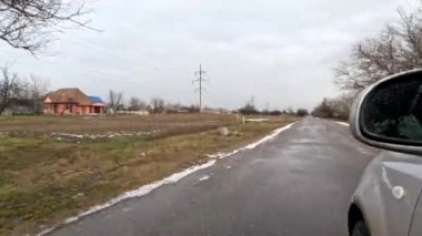 Kaygan yol. Kış ve asfalt. Yoldaki delikler. kötü asfalt.