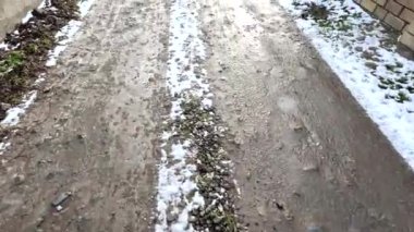 Kaygan yol. Kış ve asfalt. Yoldaki delikler. kötü asfalt.