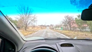 Kaygan yol. Kış ve asfalt. Yoldaki delikler. kötü asfalt.