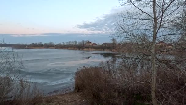 Nehir Kıyısında Güzel Bir Gün Batımı Nehirde Bir Akşam Donmuş — Stok video
