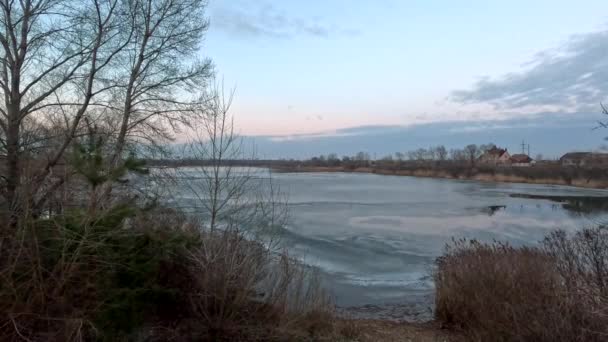 Nehir Kıyısında Güzel Bir Gün Batımı Nehirde Bir Akşam Donmuş — Stok video