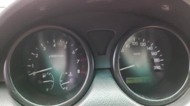 Analog gösterge paneli arabası. yuvarlak analog hız göstergesi. araçlı oklar.