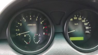 Analog gösterge paneli arabası. yuvarlak analog hız göstergesi. araçlı oklar.