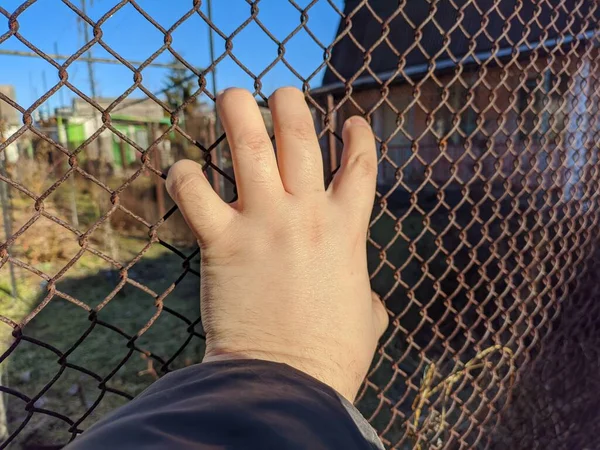 Grelha Ferro Malha Aço Mão Está Segurar Grelha Mão Homem — Fotografia de Stock