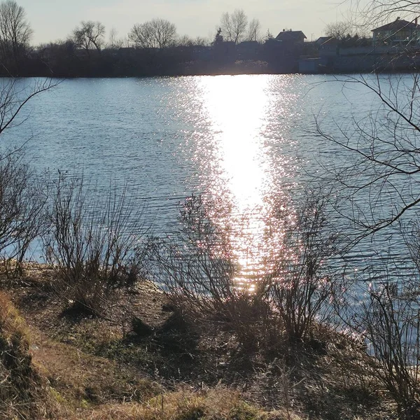 水の上の日当たりの良い道 水の中の太陽の反射です 川の上の小さな波 澄んだ水 春の自然 水のある風景 ウクライナの風景 デンバー川 — ストック写真