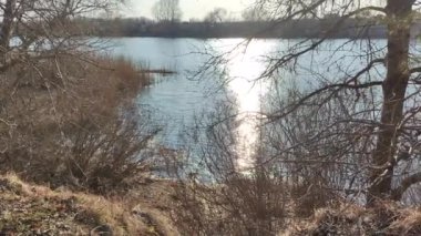 Suyun üzerindeki güneşli yol. Güneşin sudaki yansıması. Nehirdeki küçük dalgalar. Temiz su. Bahar doğası. Suyla birlikte manzara. Ukrayna manzarası. Dnepr Nehri.