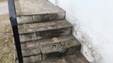 Eski beton basamaklar. Ormanda eski beton basamaklar. Merdivenleri çıkmak, kamerayı baştan aşağı hareket ettirmek. Kamera hareketi eski beton merdivenlerden aşağı.
