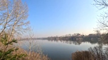 Doğal manzara. Nehir kıyısında. Nehirde bir sabah. Ukrayna manzarası. Dnepr Nehri.