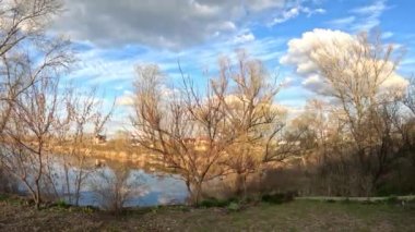 Nehrin manzarası. Gökyüzünün sudaki yansıması. Sahilde. Nehirler. Suyla doğal manzara. Gölde güneşli bir akşam. Ukrayna manzarası. Dnepr Nehri. Gün batımında sakin su.