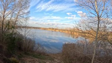Nehrin manzarası. Gökyüzünün sudaki yansıması. Sahilde. Nehirler. Suyla doğal manzara. Gölde güneşli bir akşam. Ukrayna manzarası. Dnepr Nehri. Gün batımında sakin su.