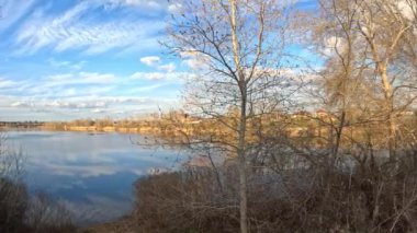 Nehrin manzarası. Gökyüzünün sudaki yansıması. Sahilde. Nehirler. Suyla doğal manzara. Gölde güneşli bir akşam. Ukrayna manzarası. Dnepr Nehri. Gün batımında sakin su.