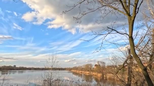 Nehrin Manzarası Gökyüzünün Sudaki Yansıması Sahilde Nehirler Suyla Doğal Manzara — Stok video