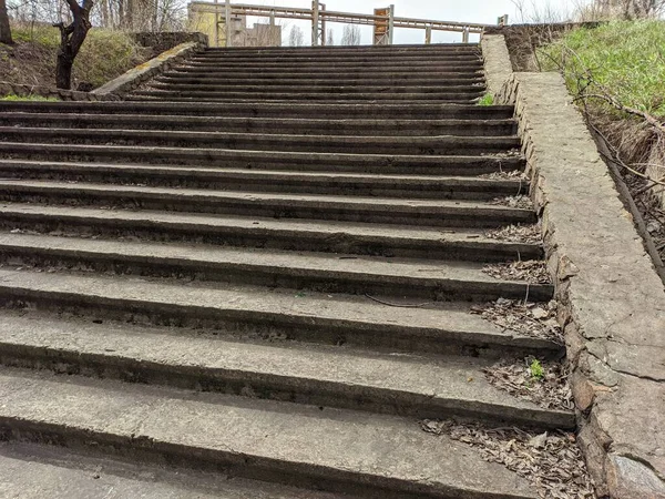 Escadas Concreto Velho Folhas Secas Nos Degraus Câmera Deslizando Pelas — Fotografia de Stock