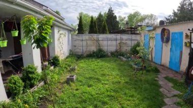 Veranda evin içinde. Köy evi. Avlu. Köy evi. Ev bahçesi. Çimler ve çiçekler. Rahatlamak için avlu. Yaz bahçesi. Ukrayna. Ukrayna evi. Dolly Bahçedeki Ağaçlar Arasında Bir Kırsal Eve Yakınlaş