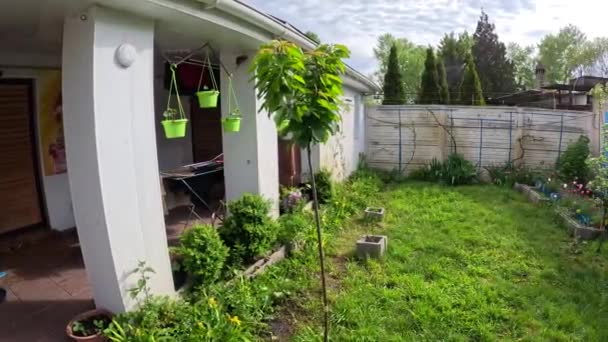 家の中のパティオだ カントリーハウス パティオ カントリーハウス 家の庭 芝生と花 リラックスのためのパティオ 夏の庭 ウクライナ ウクライナの家 — ストック動画