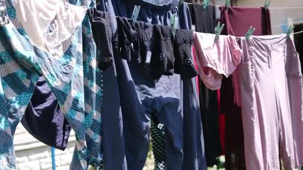 Kleidung Wird Einer Schnur Getrocknet Kleidung Und Bettwäsche Trocknen Hinterhof — Stockvideo