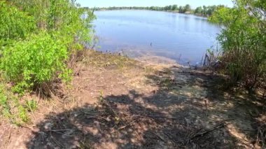 Dnepr Nehri. Ukrayna. Nehirde su baskını. Ekolojik felaket. Su baskını. Kuraklık. Bir hidroelektrik santralinin çökmesinin sonuçları. Herson şehri. Dnepropetrovsk bölgesi. Nehirli Ukrayna manzarası.