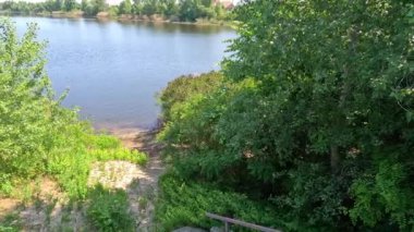 Dnepr Nehri. Ukrayna. Nehirde su baskını. Ekolojik felaket. Su baskını. Kuraklık. Bir hidroelektrik santralinin çökmesinin sonuçları. Herson şehri. Dnepropetrovsk bölgesi. Nehirli Ukrayna manzarası.