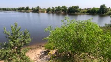 Dnepr Nehri. Ukrayna. Nehirde su baskını. Ekolojik felaket. Su baskını. Kuraklık. Bir hidroelektrik santralinin çökmesinin sonuçları. Herson şehri. Dnepropetrovsk bölgesi. Nehirli Ukrayna manzarası.