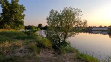 Dnepr Nehri. Ukrayna. Nehirde su baskını. Ekolojik felaket. Su baskını. Kuraklık. Bir hidroelektrik santralinin çökmesinin sonuçları. Nehirde gün batımı. Sahilde gün doğumu. Güneş nehirde batıyor..