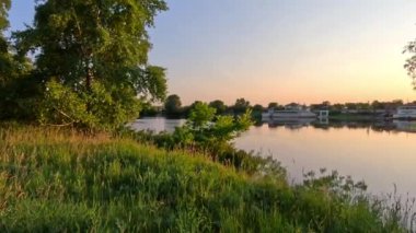 Dnepr Nehri. Ukrayna. Nehirde su baskını. Ekolojik felaket. Su baskını. Kuraklık. Bir hidroelektrik santralinin çökmesinin sonuçları. Nehirde gün batımı. Sahilde gün doğumu. Güneş nehirde batıyor..