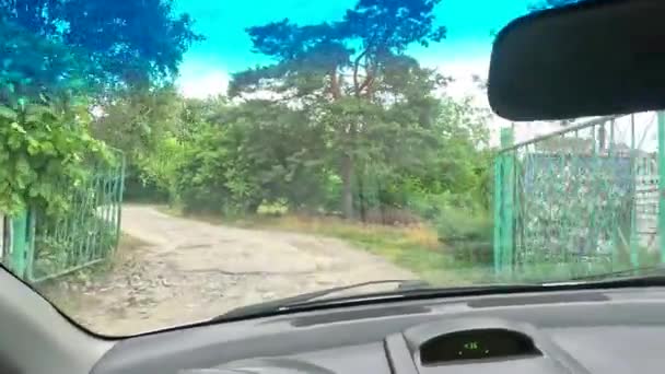 在一条糟糕的路上开车 路上的洞 土路乘车旅行 — 图库视频影像