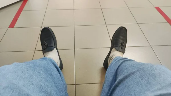 Pernas Masculinas Nos Sapatos Jeans Azuis Sapatos Verão Sapatos Couro — Fotografia de Stock