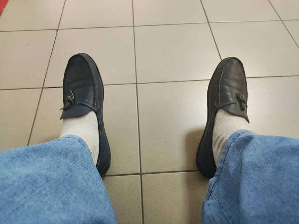 Männerbeine Schuhen Blue Jeans Und Sommerschuhe Herren Sommerschuhe Aus Leder — Stockfoto