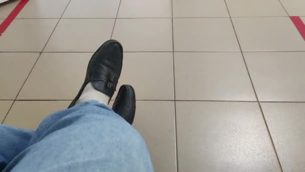 靴を履いた男の足 青いジーンズと夏の靴 男性用夏革の靴 — ストック動画