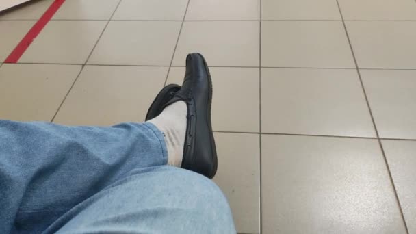 Mannelijke Benen Schoenen Blauwe Jeans Zomerschoenen Lederen Herenzomerschoenen — Stockvideo