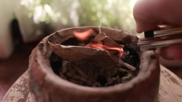 纸着火了 手里拿着烧纸 在花园里把纸烧光了 一个人生火是为了在冬天取暖和取暖 男性的手点燃了一张纸 — 图库视频影像