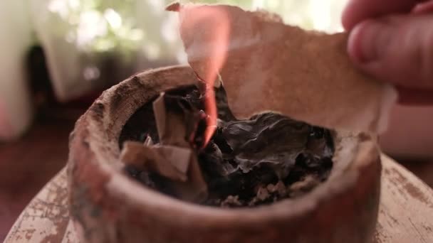 Papier Steht Flammen Papier Den Händen Verbrennen Papierverbrennung Garten Ein — Stockvideo