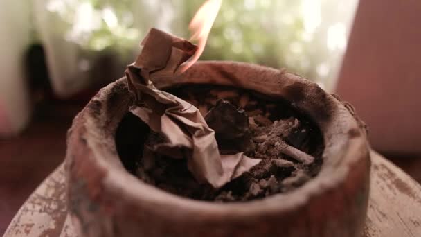 Papier Steht Flammen Papier Den Händen Verbrennen Papierverbrennung Garten Ein — Stockvideo