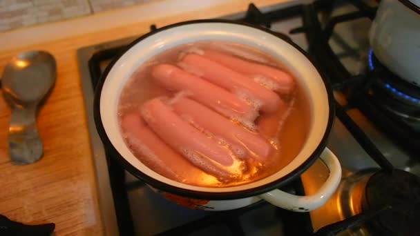 香肠在碗里 家厨房 碗里塞满了迷你裙 煮熟的香肠香肠在一壶水中煮沸 — 图库视频影像