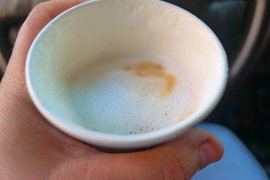 Arabada kahve var. Kağıt bardakta kapuçino. Kâğıt bardakta kahve. Latte arabada..